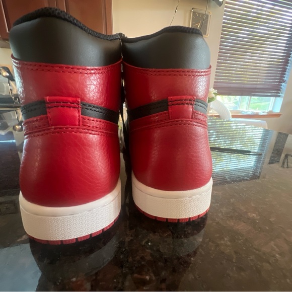 Jordan 1 bred size 9 new - Picture 5 of 14